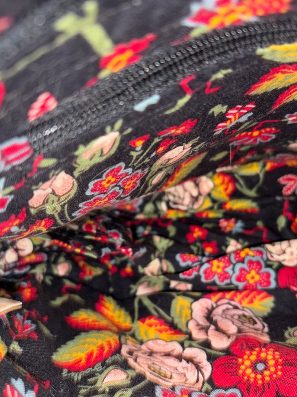 Vintage Vera Bradley small tote: Black with red and cream flowers - Picture 4 of 7